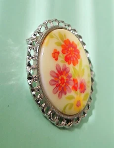 Vintage 1970s Porcelain Brooch Pin Spring Floral Bouquet Hand Painted -Very Nice - Picture 1 of 1