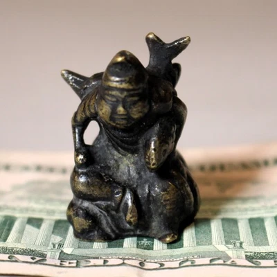 Pequeña figura de bronce de Garuda con peces Nepalí/Sur de Asia - siglo XIX o anterior Foto 1 de 4