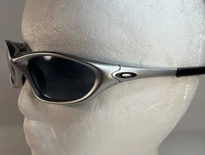Gafas de sol Oakley XX Twenty de colección marco negro plateado con lente gris hecha en EE. UU. - Imagen 1 de 7