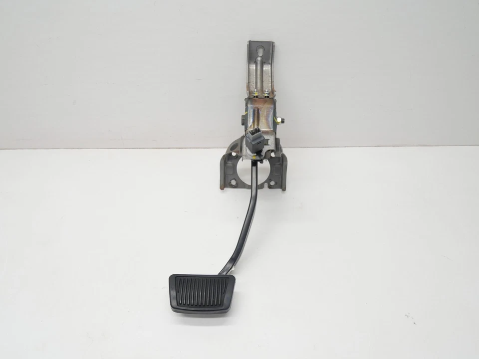2014-2019 Kia Soul Brake Stop Foot Floor Pedal Pad Assembly Automatic Trans OEM - Image 1 of 4