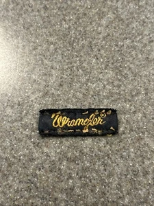 "Parche bordado con logotipo de Wrangler coser pequeño 3/8"" X 1 1/4""" - Imagen 1 de 4