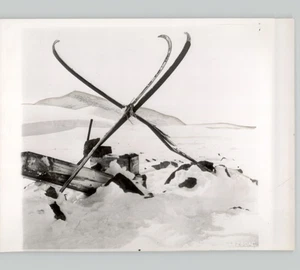 Lt. Benedict Finds Admiral Peary's 1909 Broken Sleds NORTH POLE 1952 Press Photo - Picture 1 of 2