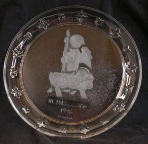 Club de Coleccionistas Goebel Hummel 1996 ÁNGEL CON BEBÉ 24% PLACA DE CRISTAL DE PLOMO COMPLETA - Imagen 1 de 2
