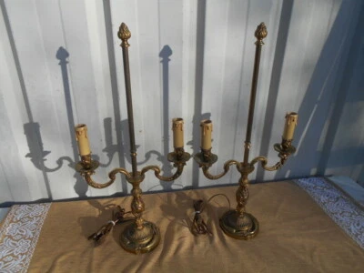 PAIRE DE LAMPES CHANDELIERS / BOUTS DE TABLE 1950/70 STYLE LOUIS 15 EN LAITON - Photo 1/4