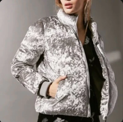 Jaqueta UO Silence Noise Velvet Puffer Zip Up Cinza Prata Tamanho Pequeno, Nova! - Imagem 1 de 4