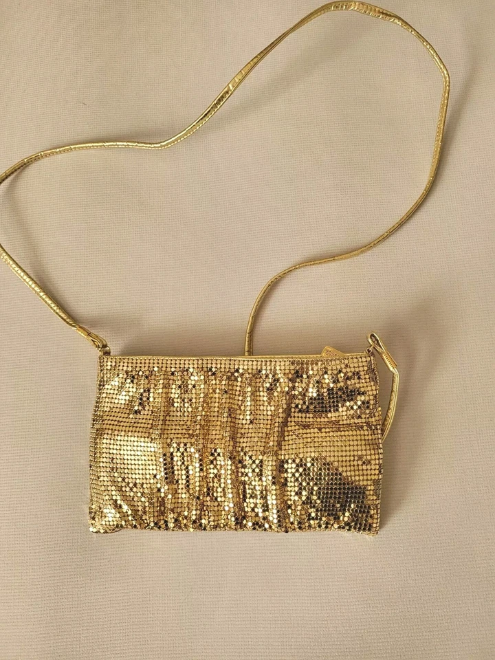 VINTAGE ANOS 70 WHITING e DAVIS - Bolsa de ombro de malha de metal dourado com alça de couro - Imagem 1 de 4