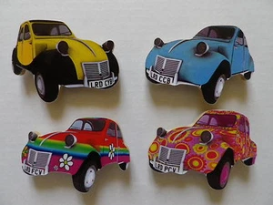 SET OF 4 CLASSIC CITROEN 2CV CAR NEW FRIDGE MAGNETS.BLUE,PINK RAINBOW 60'S ETC. - Foto 1 di 1