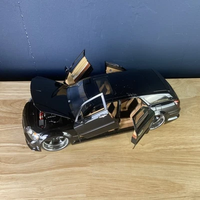 1:18 - JADA 2006 DODGE MAGNUM - Pintura negra 90293 dañada Foto 1 de 4