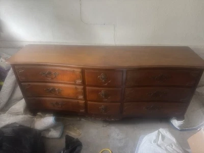 Cómoda Baker French Louis XV Estilo Roble y Burlwood Bomba Pecho Lowboy Foto 1 de 2