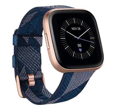 Reloj inteligente Fitbit Versa 2 edición especial azul marino/rosa seguimiento de fitness banda tejida Foto 1 de 4