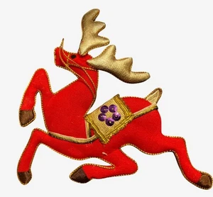 Roter Stoff Rentier Weihnachtsschmuck goldfarbene Akzente und Pailletten Details - Bild 1 von 10
