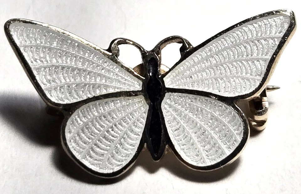 Prendedor/broche mariposa esmalte guilloché vintage con adornos dorados cuerpo negro y alas blancas Foto 1 de 4