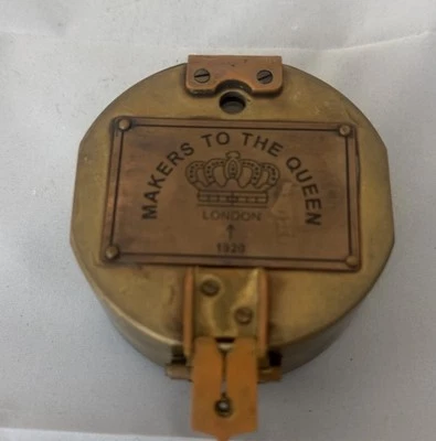Pisapapeles brújula de latón vintage | Fabricantes a la reina | Funcionando | Mediados de siglo Foto 1 de 4