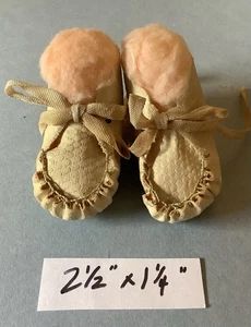 VINTAGE CREMEFARBENE WACHSTUCH BABY STIEFEL MOKASSINS PUPPENSCHUHE mit Bändern - Bild 1 von 8