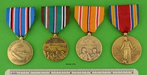 4 medallas de servicio de la Segunda Guerra Mundial de EE. UU. de tamaño completo emisión para servicio durante - Segunda Guerra Mundial - HECHAS EN EE. UU. - Imagen 1 de 3