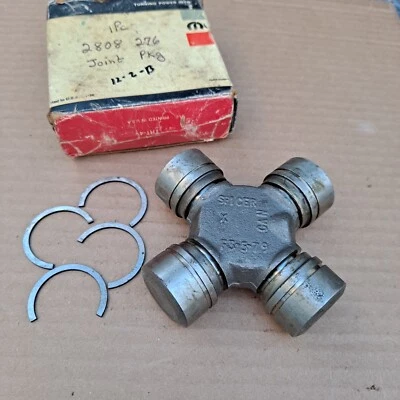 Camión Dodge W600 1974-1977 nuevo MoPar Spicer 70 eje delantero junta en U Foto 1 de 2