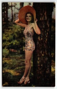 Postcard Pretty Woman with Large Hat Leaning on Tree - Imagen 1 de 2