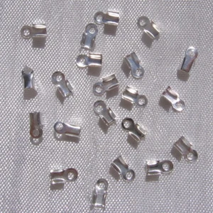 A37 -Lot 200 cache-noeuds 6mmx3mm pinces métal argenté pour fil cordons de 1-2mm - Foto 1 di 2