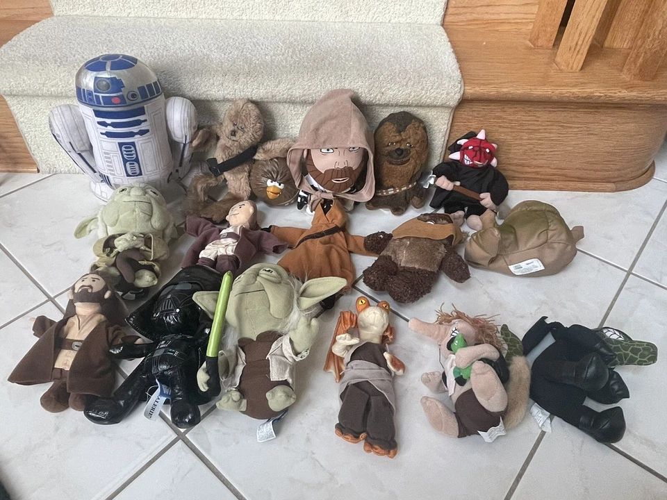 Lote de 17 figuras de peluche de Star Wars y más. R2D2 hace sonidos Foto 1 de 4