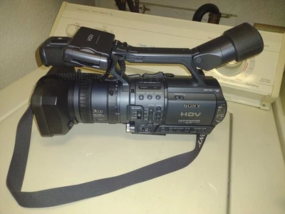 Sony Handycam HDR-FX1 1080i Immaculate Condition Many Accessories Case & Tripod - Image 1 of 4
