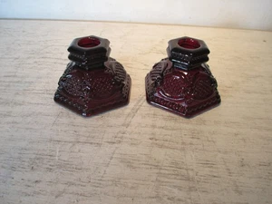 Vintage Avon rubinrotes Glas 1876 Cape Cod kurze Kerzenständer - Neu ohne Verpackung - Bild 1 von 5