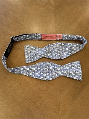 Vineyard Vines 男式领结星星海星蓝色白色可调节丝绸领结 — 第 1/4 张图片
