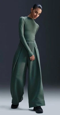 [FV8052-338] PANTALONES ANCHOS PLISADOS CINTURA ALTA NIKE SPORTSWEAR TECH POLAR PARA MUJER Foto 1 de 2