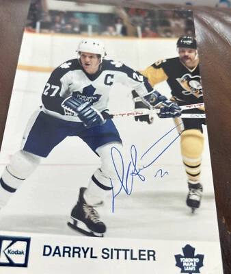 Foto de jugador Kodak emitida por el equipo Toronto Maple Leafs Darryl Sittler FIRMADA Hockey Foto 1 de 2