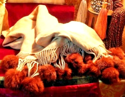 HARTWELL HOUSE Lujo Posh Latte Tiro/Manta con 34 Bolas de Piel de Chocolate Nuevo con Etiquetas Foto 1 de 4