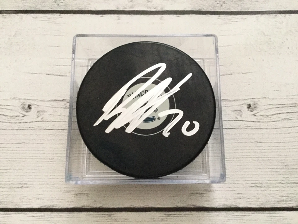 Disco de hockey firmado por Brandon Sutter Vancouver Canucks autografiado a Foto 1 de 1