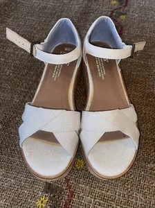ladies toms size 6 beige with Buckle. - Picture 1 of 7