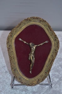 ANCIEN CADRE STYLE LOUIS PHILIPPE AVEC VELOUR ROUGE AVEC CRUCIFIX EN ETAIN - Imagen 1 de 3