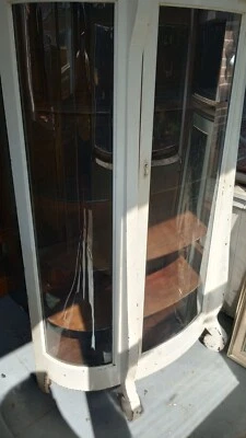 Gabinete de curiosidades francés de principios del siglo XX con patas de vidrio curvado Foto 1 de 4