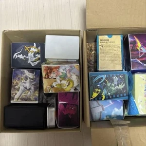 Lotto Carte Collezionabili Pokemon Collezione Completa Pensionamento con Manicotti Deck Box - Foto 1 di 5