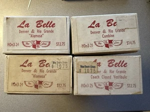 LaBelle Holzbearbeitung HOn3 Holzbausätze D&RGW 1:87, 2 Alamosa, 1 Mähdrescher & 1 Reisezugwagen - Bild 1 von 1