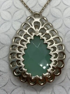 Collar Kendra Scott Nelly Tono Dorado Lágrima Gota Vieira Verde Claro Calcedonia Foto 1 de 4