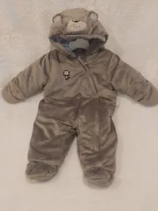NUOVO Carters 6-9 Mesi Cappotto Seggiolino Auto Carrozzina Bunting Tuta Neve Scimmia Grigio Cappuccio - Foto 1 di 3