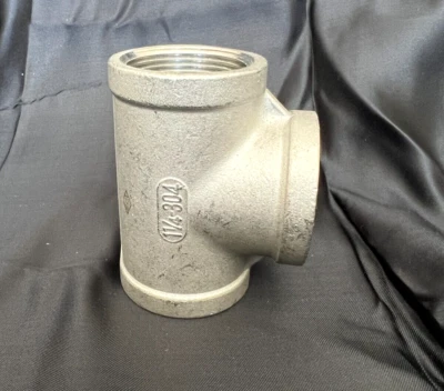 NEW - Pipe Fitting FNPT, 304 Stainless Steel, TEE, 1¼" x 1¼" x 1¼", Class 150 - Image 1 of 4