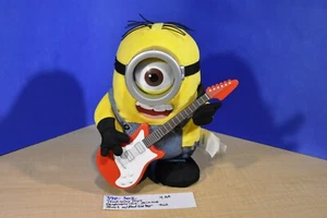 Thinkway Toys Despicable Me Guitar Playing Minion Stuart Plüsch (390-302) - Bild 1 von 5