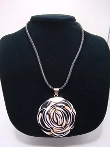VINTAGE RUNDER ANHÄNGER LAGEN MEERMUSCHEL ROSE STERLING KAUMENVERSCHLUSS GEFLOCHTENE KORDEL - Bild 1 von 11