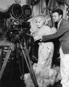 MAE WEST   *    8X10" B/W GLOSSY PHOTO* MAE WEST *RARE IMAGES FROM FILMS N. 8 - Picture 1 of 1