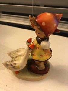 Figurina Hummel Goebel ragazza dell'oca 47 3/0 - Foto 1 di 1