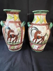 antiguo par de jarrones de cerámica pintados a mano de Italia con cabra. Marcado + número - Imagen 1 de 10