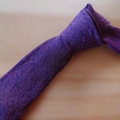 Wembley Burgundy Skinny Tie Textured Red 140cm for Blue/Gray Suit Used - Image 1 of 4