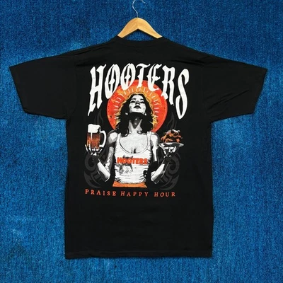 Camiseta Promocional Hooters Praise Happy Hour Glorious Wings & Beer L Foto 1 de 4