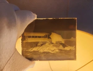 PIASTRA VETRO NEGATIVO DUE PERSONE SDRAIATE SULLA SPIAGGIA - Foto 1 di 2