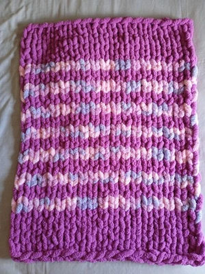 Cobertor de bebê feito à mão de malha macia robusta para meninas - 27 x 35" - Listrado rosa - Imagem 1 de 2