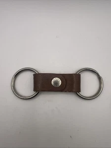 Llavero vintage de cuero de 2 caras de los años 80 con broche de presión usado - Imagen 1 de 3