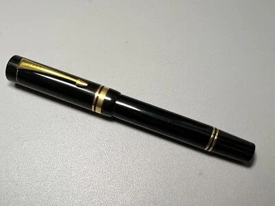 Parker Duofold  Centennial Fountain Pen 18k Gold Medium Nib England - Image 1 of 4