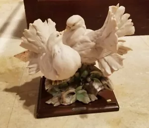 Giuseppe Armani Capodimonte Italy Love Doves / Pigeons Figurine Sculpture - Picture 1 of 6